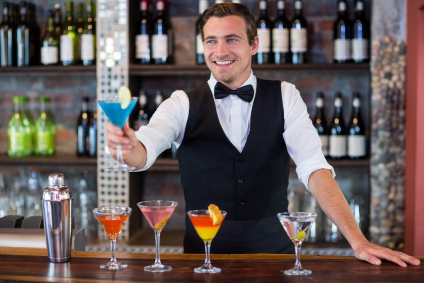 Barman con cocktails no-alcol